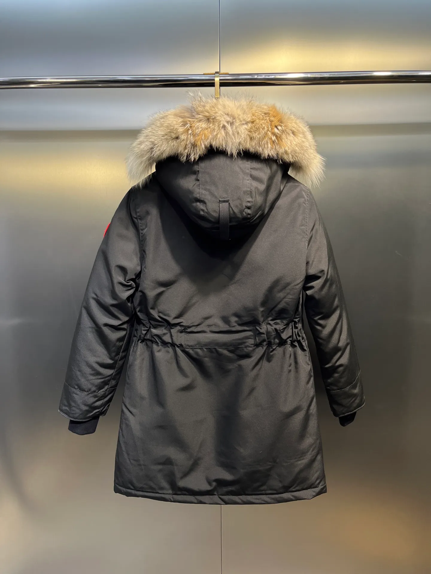 P840 Canada goose🌟 Canada Goose 07 models All in stock, 6 colors, I will never stop stocking this winter All original factory customization All details strictly required have been corrected since the beginning of this year Detachable fur collar! The workmanship and wiring are very straight! A big goose is enough for a winter. Size: 1. 90% white duck down from a conscientious manufacturer (some people brag about their own goose down, please search it on your own. Goose down is warmer and less fluffy than duck down, so good down jackets are all white duck down. There is no such thing as white goose down) 2. Upgraded fabrics with moderate hardness, waterproof, windproof and anti-fouling (Arctic Tech fabrics imported from South Korea are not comparable to fabrics dyed by some small workshops) 3. YKK No. 10 authentic zippers (Japanese customized YKK zipper, silky smooth, not stuck, officially designated) 4. Western Canadian wolf hair (Wolf hair is divided into eastern, central, and western. Western wolf hair is light in color, dense, and has good thermal insulation effect. It is the genuine Canada Goose grade) Let’s analyze and explain some details of the production 1. First, sew the liner and then fill it with down (some small factories and small workshops first fill it with down and then sew) Why? The technology is not up to par and the hardware conditions are not enough! ! ! For this step alone, we need to spend more time and money. 2. Filling the inner tank with down. We are all down filling machines to ensure that the down weight of each pill is the same. There is a video (small factory, small workshop is stuffed by hand). Why? The hardware conditions are not enough. A machine costs more than 100,000 yuan. Small factories simply cannot buy it. This means that the weight of the down in each liner cannot be guaranteed, and the warmth of high-end down jackets cannot be guaranteed. 3. For the needles of the sewing machine, we all use the top-notch No. 7 needles (small factories all use No. 10 needles). The finer the needle, the finer the needle eye, which reduces the risk of velvet and velvet running. 4. Wolf fur collar We are all spliced in whole or in large pieces (small factories mostly use broken pieces) The warmth retention of wolf fur is very good, but the splicing of scraps cannot guarantee the warmth. Color: Black, white, gray camouflage, sci-fi blue camouflage, green camouflage, sky blue, dark blue, cool gray, red. Professional Canada goose producers, we are enough this winter! We would like to sincerely thank everyone who buys our down jackets!  size：xs-xl